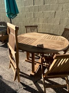Wooden Duck Teak Round Table With 4 Folding Chairs.