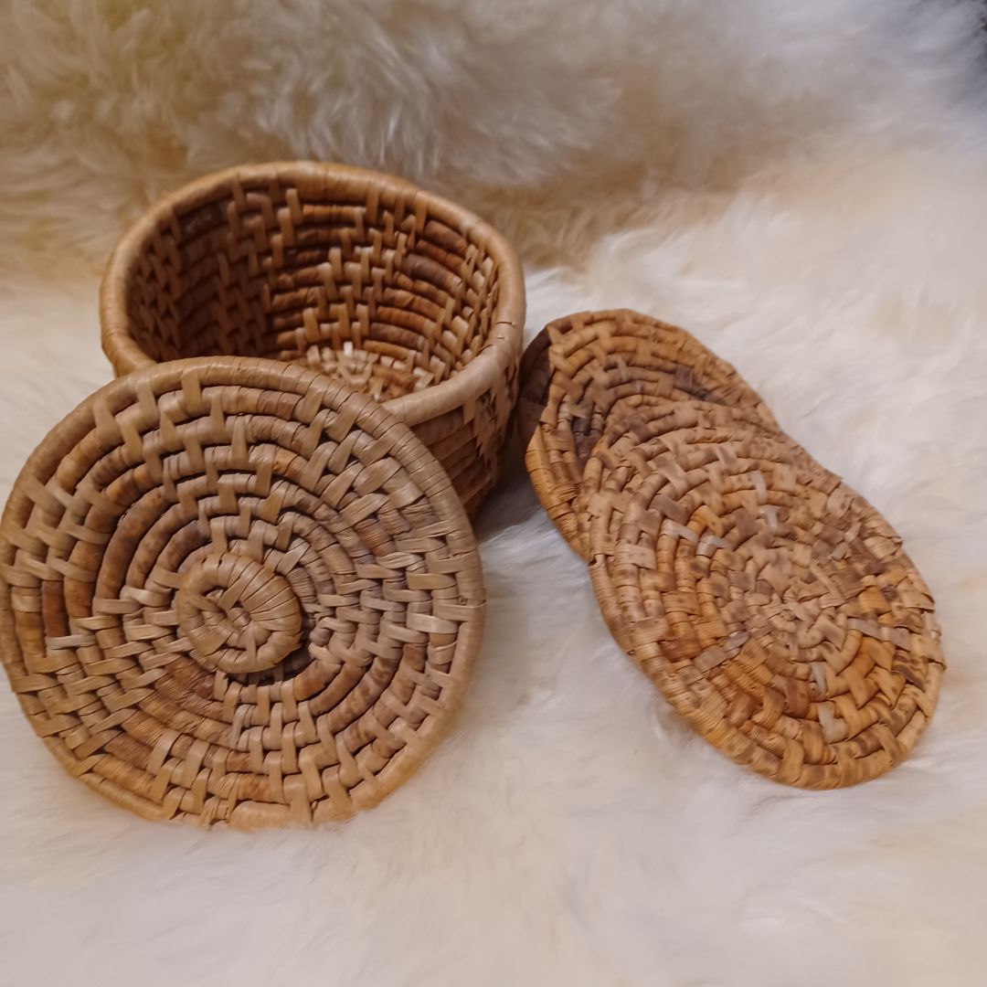 Small Basket With 5 Coasters. Woven Natural Fiber.