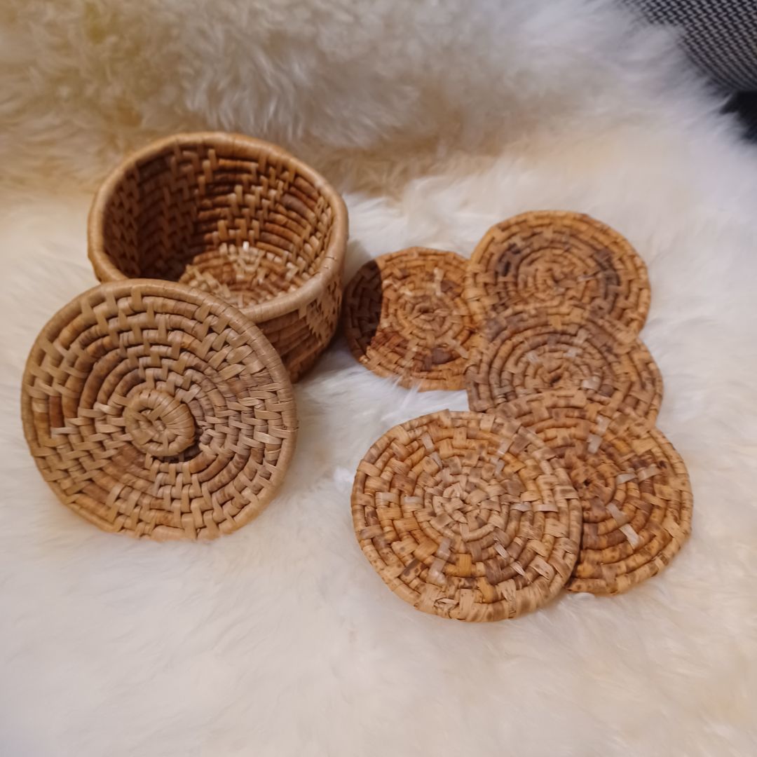 Small Basket With 5 Coasters. Woven Natural Fiber.