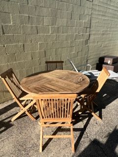 Wooden Duck Teak Round Table With 4 Folding Chairs.