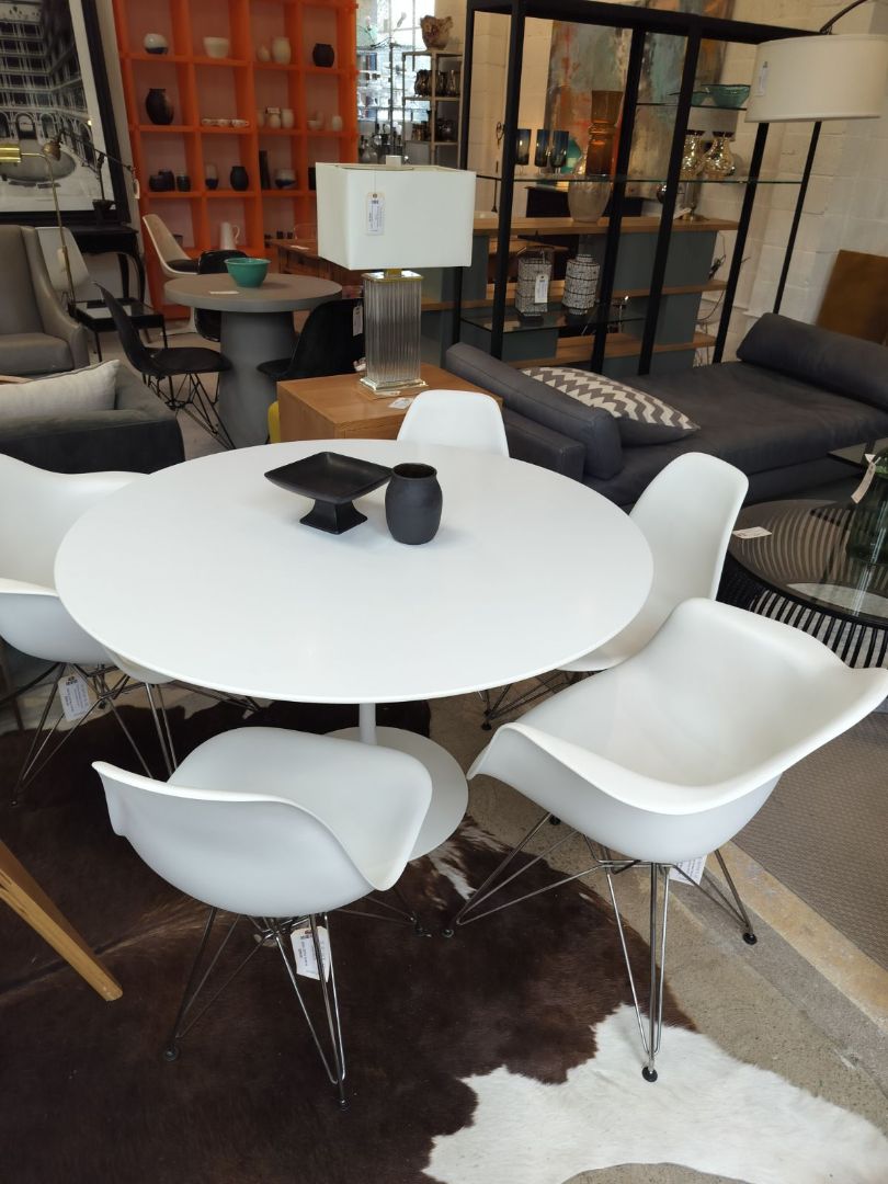 Authentic Knoll Saarinen Dining Table. 47&quot; Round (Reg. $3322)