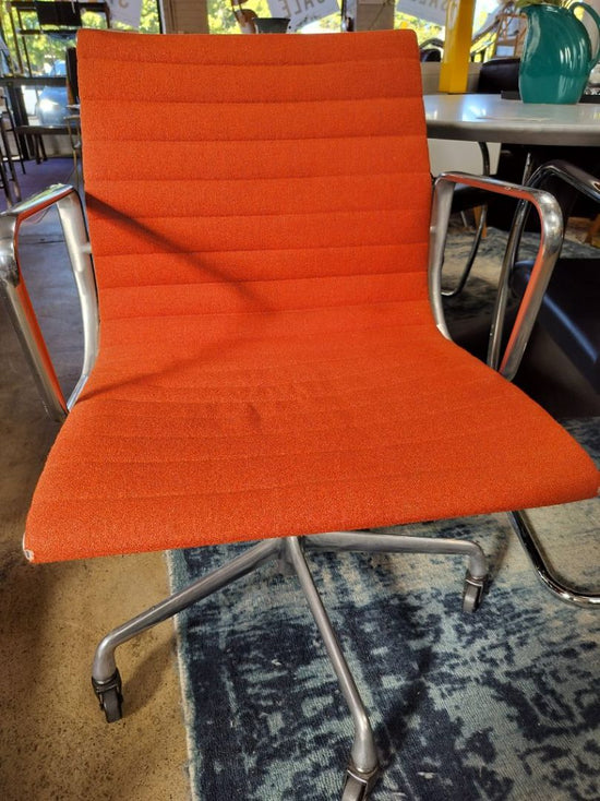 Eames Aluminum Group Management Desk Chair, Model EA335