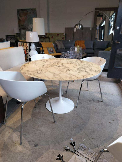 Authentic Knoll Saarinen Round Table. Vintage.