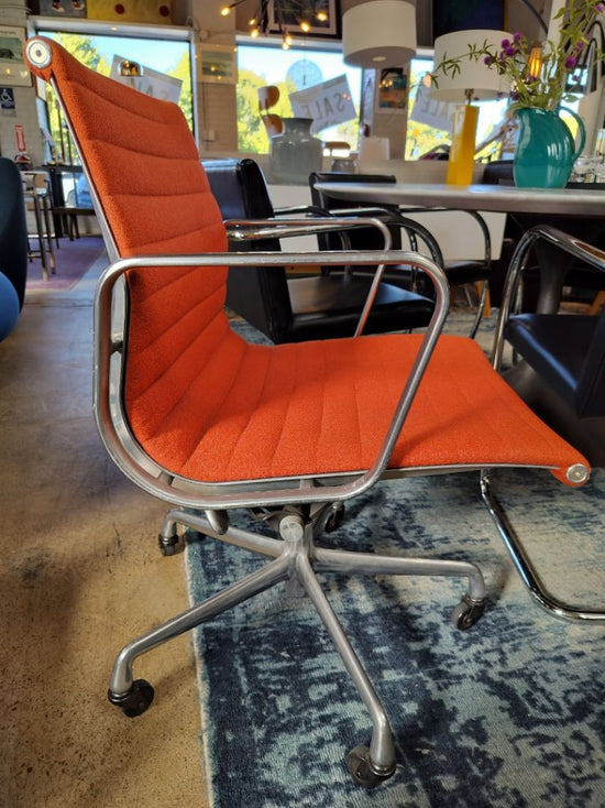 Eames Aluminum Group Management Desk Chair, Model EA335