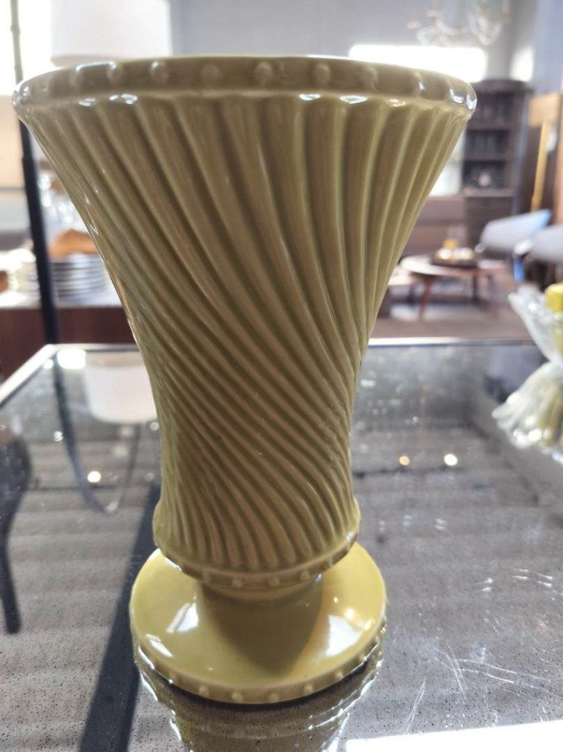 McKoy Vintage Vase. Ribbed Swirl Design.